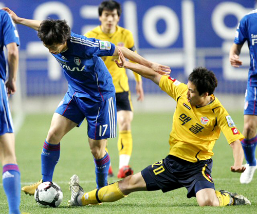 9일 수원월드컵경기장에서 열린 쏘나타 K리그 2010 성남 일화와 수원 삼성의 경기에 수원 오재석(왼쪽)과 성남 김진용이 볼 다툼을 벌이고 있다. 성남 2대1 승.