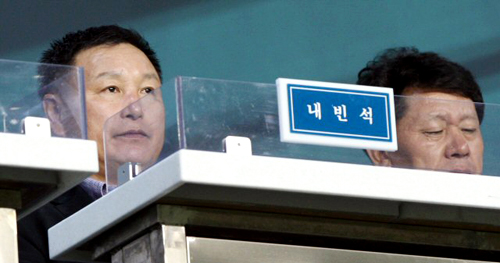 허정무 축구국가대표팀 감독이 9일 경북 포항스틸야드에서 열린 K-리그 포항 스틸러스-전북 현대 경기를 관전하고 있다.