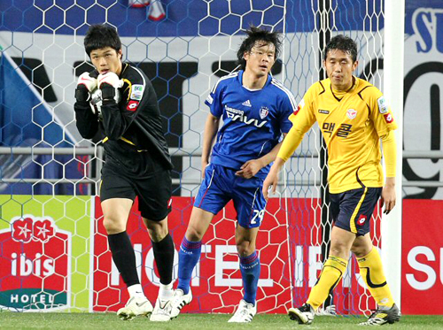 9일 수원월드컵경기장에서 열린 쏘나타 K리그 2010 성남 일화와 수원 삼성의 경기에 성남 골키퍼 정성룡이 볼을 잡아내고 있다. 성남 2대1 승.