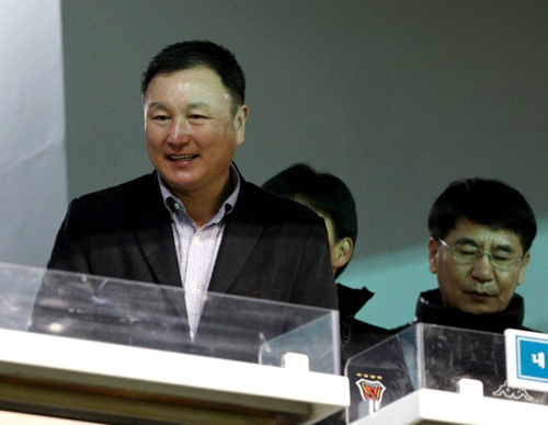 허정무 국가대표팀 감독이 9일 경북 포항스틸야드에서 열린 K-리그 포항 스틸러스-전북 현대 경기를 관람하기 위해 자리에 앉고 있다.