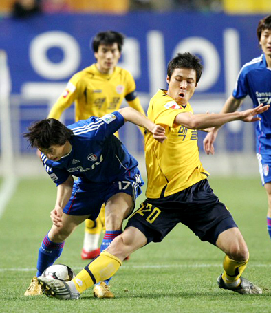 9일 수원월드컵경기장에서 열린 쏘나타 K리그 2010 성남 일화와 수원 삼성의 경기에 수원 오재석(왼쪽)과 성남 김진용이 볼 다툼을 벌이고 있다. 성남 2대1 승.