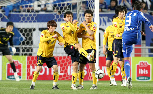 9일 수원월드컵경기장에서 열린 쏘나타 K리그 2010 성남 일화와 수원 삼성의 경기에 수원 주닝요(오른쪽)의 프리킥을 성남 선수들이 몸으로 막고 있다. 성남 2대1 승.