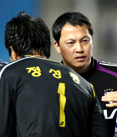 9일 수원월드컵경기장에서 열린 쏘나타 K리그 2010 성남 일화와 수원 삼성의 경기에 앞서 수원 골키퍼 이운재와 성남 골키퍼 정성룡이 인사를 나누고 있다. 성남이 2대1로 승리, 정성룡의 판정승.