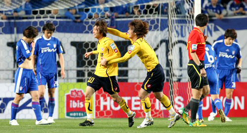 9일 수원월드컵경기장에서 열린 쏘나타 K리그 2010 성남 일화와 수원 삼성의 경기에서 성남 조재철(왼쪽)이 전반 자신의 두번째 골을 넣은 뒤 고개 숙인 수원 선수들 사이에서 동료와 함께 기뻐하고 있다.