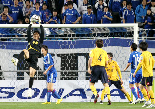 9일 수원월드컵경기장에서 열린 쏘나타 K리그 2010 성남 일화와 수원 삼성의 경기에 성남 골키퍼 정성룡이 볼을 잡아내고 있다. 성남 2대1 승.