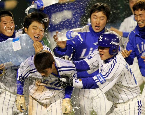 9일 대구시민운동장에서 열린 2010 프로야구 삼성 라이온즈-기아 타이거즈 경기, 연장 12회말 4시간 20분간의 혈투끝에 역전승을 거둔 삼성 선수들이 홈인한 2루주자 허승민에게 물을 끼얹으며 기쁨을 나누고 있다.