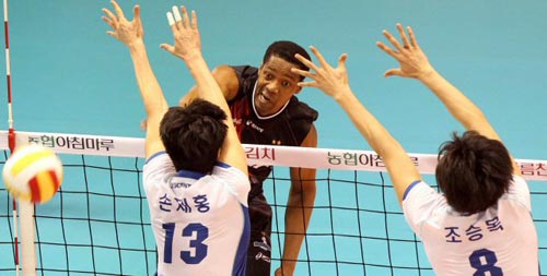 11일 대전 충무체육관에서 열린 2009-2010 V리그 남자 챔피언 결정 2차전 삼성화재-현대캐피탈 경기, 현대캐피탈 헤르난데스가 강스파이크를 하고 있다.