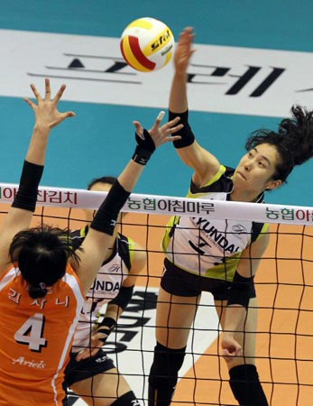 11일 대전 충무체육관에서 열린 2009-2010 V리그 여자 챔피언결정 3차전 현대건설-KT&G 경기, 현대건설 윤혜숙(오른쪽)이 KT&G 김사니의 블로킹을 피해 스파이크를 날리고 있