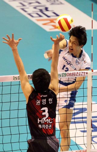 11일 대전 충무체육관에서 열린 2009-2010 V리그 남자 챔피언 결정 2차전 삼성화재-현대캐피탈 경기, 삼성화재 손재홍이 현대캐피탈 권영민의 블로킹을 앞에 두고 스파이크를 시도하고 있다.