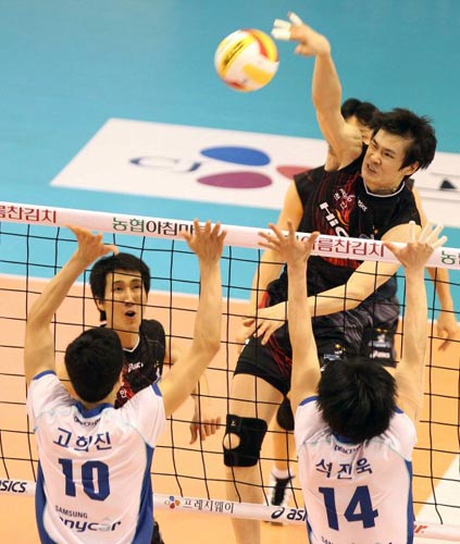 11일 대전 충무체육관에서 열린 2009-2010 V리그 남자 챔피언 결정 2차전 삼성화재-현대캐피탈 경기, 현대캐피탈 이선규가 상대 블로킹 위로 공격을 시도하고 있다.