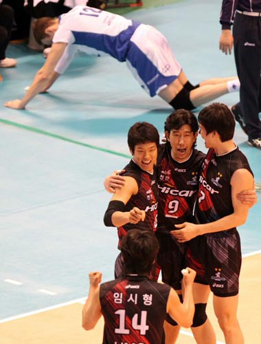 11일 대전 충무체육관에서 열린 2009-2010 V리그 남자 챔피언 결정 2차전 삼성화재-현대캐피탈 경기, 현대캐피탈 선수들이 삼성화재 가빈의 공격을 막아낸 후 환호하고 있다. 현대캐피탈이 3대0으로 완승, 시리즈 전적 1승1패를 기록했다.