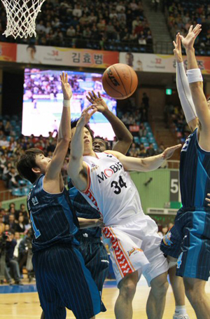 11일 오후 잠실 실내체육관에서 열린 2009-2010 프로농구 챔피언 결정 6차전 울산 모비스와 전주 KCC의 경기에서 울산 모비스 김효범이 상대수비에 막히고 있다.