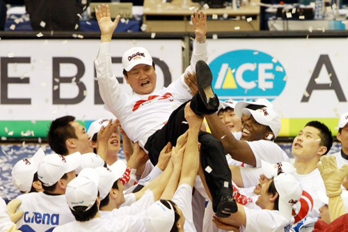 11일 오후 잠실 실내체육관에서 열린 2009-2010 프로농구 챔피언 결정 6차전 울산 모비스와 전주 KCC의 경기에서 울산 모비스가 승리하며 통합우승을 확정지은 후 선수들이 유재학 감독과 함께 기뻐하고 있다.
