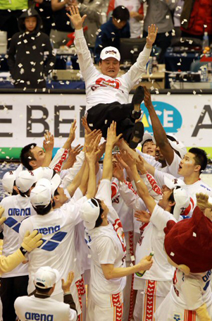 11일 오후 잠실 실내체육관에서 열린 2009-2010 프로농구 챔피언 결정 6차전 울산 모비스와 전주 KCC의 경기에서 울산 모비스가 승리하며 통합우승을 확정지은 후 선수들이 유재학 감독과 함께 기뻐하고 있다.