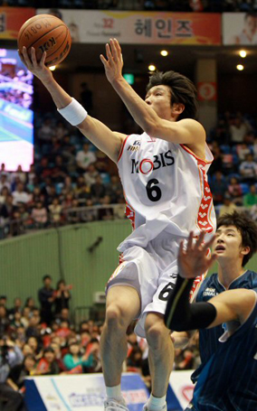 11일 오후 잠실 실내체육관에서 열린 2009-2010 프로농구 챔피언 결정 6차전 울산 모비스와 전주 KCC의 경기에서 울산 모비스 양동근이 슛을 하고 있다.