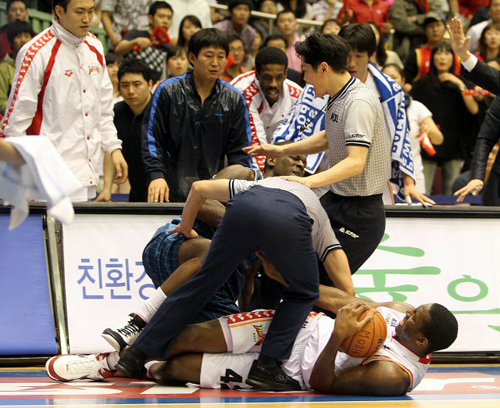 11일 오후 서울 잠실실내체육관에서 열린 프로농구 챔피언결정전 전주 KCC와 울산 모비스 6차전에서 KCC존슨과 모비스 던스톤이 볼다툼을 하고 있다.
