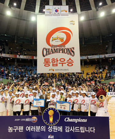 11일 오후 서울 잠실실내체육관에서 열린 프로농구 챔피언결정전 전주 KCC와 울산 모비스 6차전에서 통합우승을 차지한 모비스 선수들과 감독, 코치팀들이 환호하고 있다.