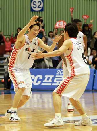11일 오후 잠실 실내체육관에서 열린 2009-2010 프로농구 챔피언 결정 6차전 울산 모비스와 전주 KCC의 경기에서 울산 모비스 박종천이 3점슛 성공 후 기뻐하고 있다.