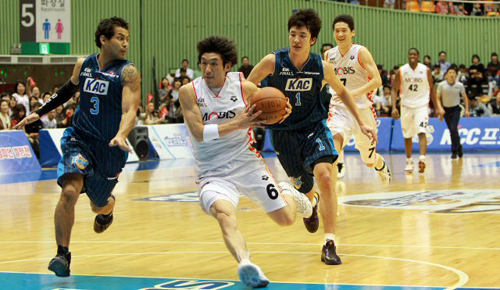 11일 오후 잠실 실내체육관에서 열린 2009-2010 프로농구 챔피언 결정 6차전 울산 모비스와 전주 KCC의 경기에서 울산 모비스 양동근이 드리블을 하고 있다.