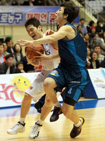 11일 오후 잠실 실내체육관에서 열린 2009-2010 프로농구 챔피언 결정 6차전 울산 모비스와 전주 KCC의 경기에서 울산 모비스 박종천이 드리블을 하고 있다.