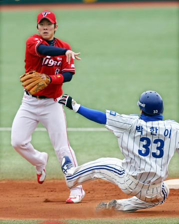 11일 대구시민운동장에서 열린 2010 프로야구 삼성 라이온즈-기아 타이거즈 경기,  기아 2루수 안치홍(왼쪽)이 삼성 박한이를 포스아웃 시킨후 1루로 송구하고 있다.