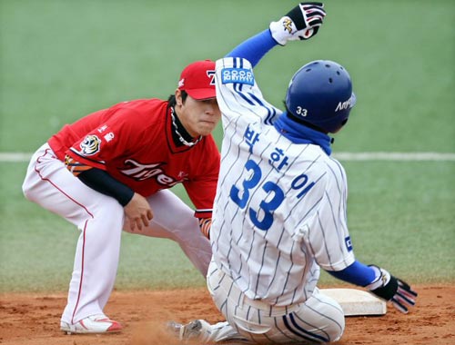 11일 대구시민운동장에서 열린 2010 프로야구 삼성 라이온즈-기아 타이거즈 경기, 삼성 박한이(오른쪽)가 2루 도루를 시도하다 기아 유격수 김선빈에게 태그아웃 당하고 있다.