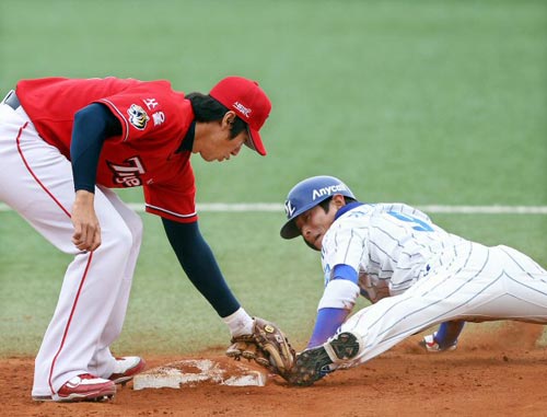 11일 대구시민운동장에서 열린 2010 프로야구 삼성 라이온즈-기아 타이거즈 경기, 삼성 강명구가 7회말 도루를 시도하다 기아 유격수 이현곤에게 태그아웃 당하고 있다. 이 경기에서 기아가 3대2로 승리했다.