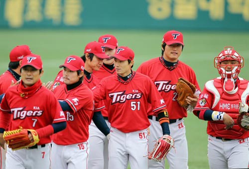 11일 대구시민운동장에서 열린 2010 프로야구 삼성 라이온즈-기아 타이거즈 경기,  기아 선수들이 삼성에 승리한 후 기뻐하고 있다.