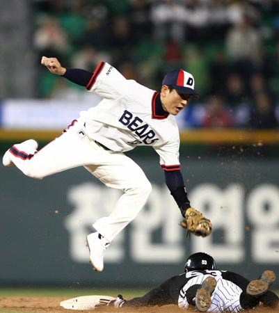 11일 오후 잠실경기장에서 열린 2010 프로야구 두산 베어스-LG 트윈스 경기, LG 이대형(오른쪽)이 두산 손시헌의 태그를 피해 슬라이딩을 하고 있다.