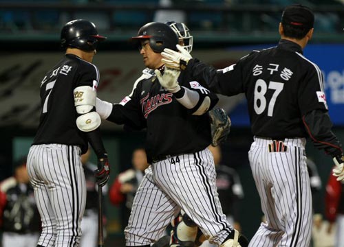 11일 오후 잠실경기장에서 열린 2010 프로야구 두산 베어스-LG 트윈스 경기, LG 조인성이 4회초 무사 주자 1, 3루 상황에서 3점 역전 홈런을 친 후 팀 동료들과 하이파이브를 하고 있다.