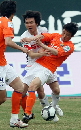 11일 오후 춘천송암스포츠타운 종합운동장에서 열린 쏘나타 K리그 강원FC와 경남 FC 경기에서 경남FC 서상민(왼쪽)과 강원FC 이을용이 볼을 다투고 있다.