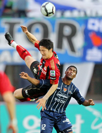 11일 대구시민운동장에서 열린 프로축구 K리그 대구FC-서울FC전에서 서울 김진규(6번)가 헤딩을 하려는 순간 대구 안델손(12번)의 파울로 균형을 잃고 있다.
