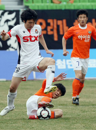 11일 오후 춘천송암스포츠타운 종합운동장에서 열린 쏘나타 K리그 강원FC와 경남 FC 경기에서 경남FC 서상민이 강원FC 정경호의 수비를 피해 드리블 하고 있다.