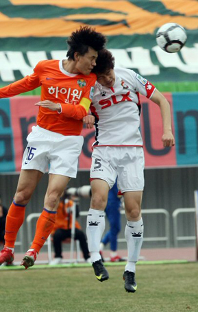 11일 오후 춘천송암스포츠타운 종합운동장에서 열린 쏘나타 K리그 강원FC와 경남 FC 경기에서 강원FC 정경호와 경남FC 김태욱이 볼을 다투고 있다.