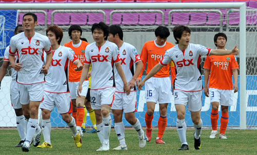 11일 오후 춘천송암스포츠타운 종합운동장에서 열린 K리그 강원FC와 경남 FC 경기에서 경남FC 김태욱이 골을 넣은 뒤 기뻐하고 있다. 경기는 경남FC가 강원FC를 2대1로 승리했다.