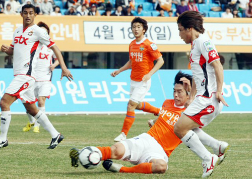 11일 오후 춘천송암스포츠타운 종합운동장에서 열린 쏘나타 K리그 강원FC와 경남 FC 경기에서 경남FC 김동찬(오른쪽)이 수비를 피해 드리블 하고 있다.