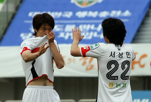 11일 오후 춘천송암스포츠타운 종합운동장에서 열린 쏘나타 K리그 강원FC와 경남 FC 경기에서 경남FC 김태욱(왼쪽)이 골을 넣은 뒤 자신의 유니품에 입을 맞추고 있다.