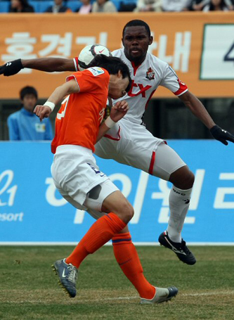 11일 오후 춘천송암스포츠타운 종합운동장에서 열린 쏘나타 K리그 강원FC와 경남 FC 경기에서 강원FC 정철운과 경남FC 마르셀로가 볼을 다투고 있다.