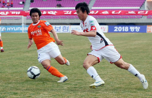 11일 오후 춘천송암스포츠타운 종합운동장에서 열린 K리그 강원FC와 경남 FC 경기에서 경남FC 윤빛가람(오른쪽)이 드리블 하고 있다.