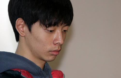 ‘쇼트트랙 이정수 외압’의 진상조사를 위해 문화체육관광부, 대한체육회, 대한빙상경기연맹이 공동조사위원회를 구성한 가운데 13일 오후 당사자인 이정수(가운데)가 성남 탄천종합운동장 빙상장에서 기자회견을 열고 공동조사위원회의 진상조사에 응할 뜻이 없음을 밝히고 있다. 이날 이정수는 공정성 있는 조사를 위해 현 집행부 위원 및 팀 관계자가 제외된 진상조사위원회를 재구성할 것을 촉구했다.