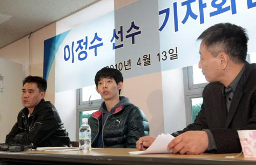 ‘쇼트트랙 이정수 외압’의 진상조사를 위해 문화체육관광부, 대한체육회, 대한빙상경기연맹이 공동조사위원회를 구성한 가운데 13일 오후 당사자인 이정수(가운데)가 성남 탄천종합운동장 빙상장에서 이준호 코치(왼쪽), 이도원 씨와 함께 기자회견을 열고 공동조사위원회의 진상조사에 응할 뜻이 없음을 밝히고 있다. 이날 이정수는 공정성 있는 조사를 위해 현 집행부 위원 및 팀 관계자가 제외된 진상조사위원회를 재구성할 것을 촉구했다.