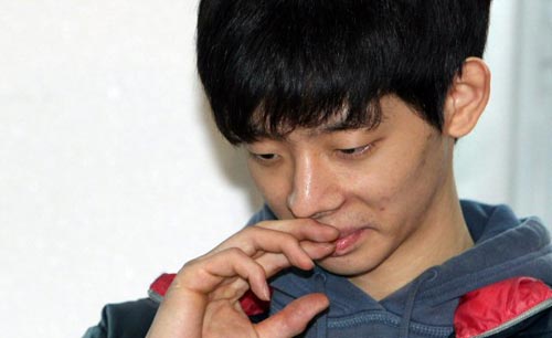‘쇼트트랙 이정수 외압’의 진상조사를 위해 문화체육관광부, 대한체육회, 대한빙상경기연맹이 공동조사위원회를 구성한 가운데 13일 오후 당사자인 이정수가 성남 탄천종합운동장 빙상장에서 기자회견을 열고 공동조사위원회의 진상조사에 응할 뜻이 없음을 밝히고 있다. 이날 이정수는 공정성 있는 조사를 위해 현 집행부 위원 및 팀 관계자가 제외된 진상조사위원회를 재구성할 것을 촉구했다.
