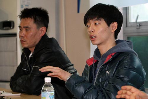 ‘쇼트트랙 이정수 외압’의 진상조사를 위해 문화체육관광부, 대한체육회, 대한빙상경기연맹이 공동조사위원회를 구성한 가운데 13일 오후 당사자인 이정수(가운데)가 성남 탄천종합운동장 빙상장에서 기자회견을 열고 공동조사위원회의 진상조사에 응할 뜻이 없음을 밝히고 있다. 이날 이정수는 공정성 있는 조사를 위해 현 집행부 위원 및 팀 관계자가 제외된 진상조사위원회를 재구성할 것을 촉구했다.