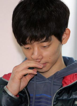 ‘쇼트트랙 이정수 외압’의 진상조사를 위해 문화체육관광부, 대한체육회, 대한빙상경기연맹이 공동조사위원회를 구성한 가운데 13일 오후 당사자인 이정수(가운데)가 성남 탄천종합운동장 빙상장에서 기자회견을 열고 공동조사위원회의 진상조사에 응할 뜻이 없음을 밝히고 있다. 이날 이정수는 공정성 있는 조사를 위해 현 집행부 위원 및 팀 관계자가 제외된 진상조사위원회를 재구성할 것을 촉구했다.