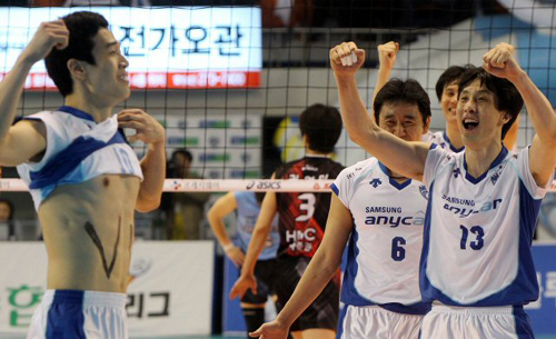 19일 대전충무체육관에서 열린 남자프로배구 챔피언결정전 7차전 삼성화재와 현대캐피탈의 경기. 공격에 성공한 삼성화재 손재홍이 동료들과 즐거워하고 있다.