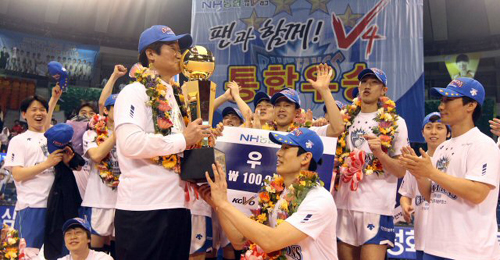 19일 대전 충무체육관에서 열린 남자프로배구 챔피언결정전에서 우승한 삼성화재 신치용감독이 트로피를 들고 환호하고 있다. 삼성화재는 3-2(25-22, 28-30, 25-19, 16-25, 15-11)로 현대캐피탈을 물리쳤다.