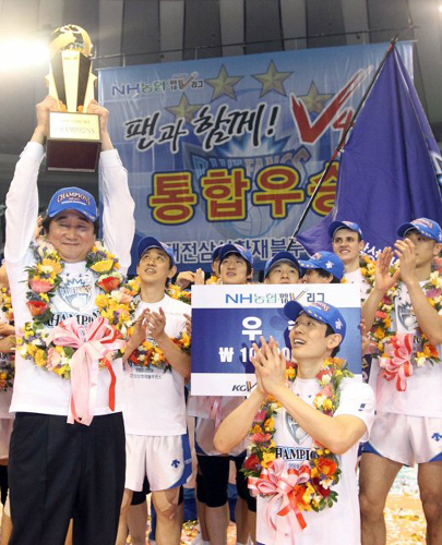 남자프로배구 챔피언결정전에서 우승한 삼성화재 신치용감독이 트로피를 들고 환호하고 있다.