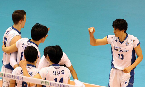 19일 대전충무체육관에서 열린 남자프로배구 챔피언결정전 7차전 삼성화재와 현대캐피탈의 경기. 공격에 성공한 삼성화재 선수들이 즐거워하고 있다.