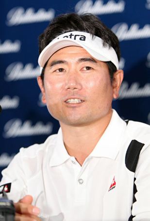 발렌타인 챔피언십에 출전하는 양용은이 20일 오후 제주도 서귀포시 핀크스골프장에서 기자들의 질문에 답하고 있다.