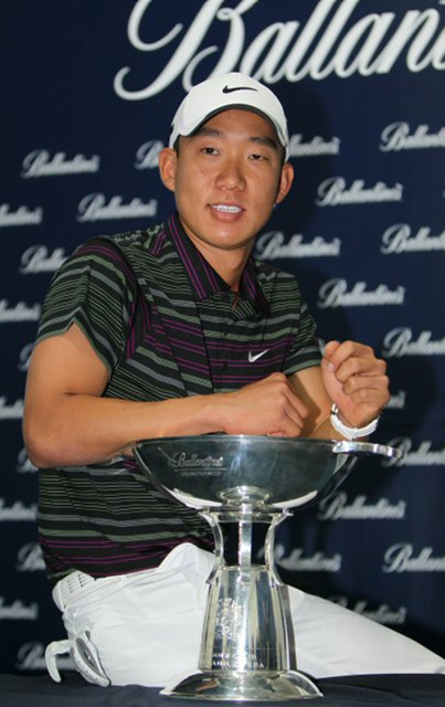 발렌타인 챔피언십에 출전한 앤서니 김이 20일 오후 제주도 서귀포시 핀크스골프장에서 인터뷰를 한 뒤 우승컵과 함께 기념촬영을 하고 있다.